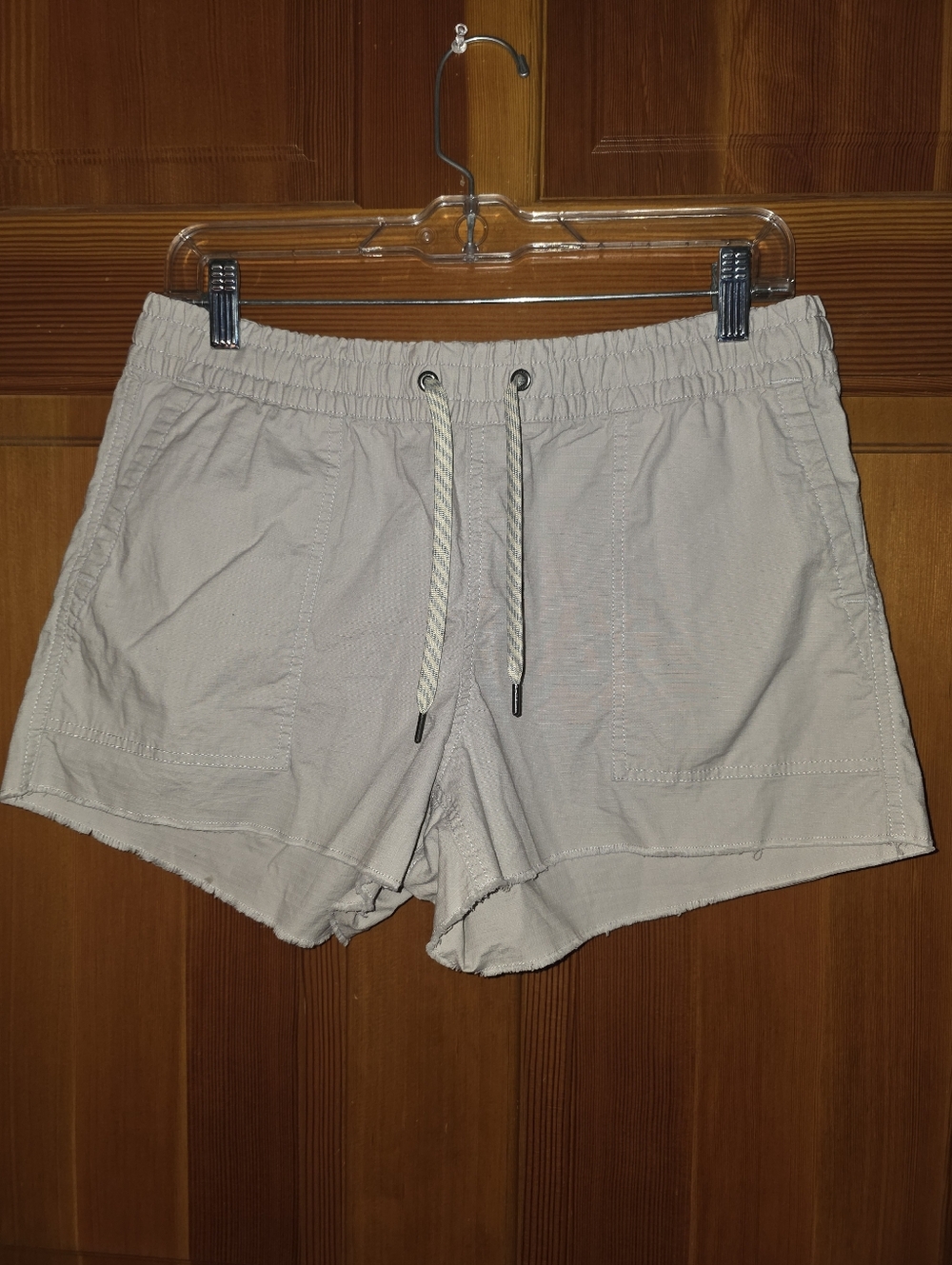Vuori Shorts Medium Beige Drawstring Elastic Organic Cotton Casual Pockets NWOT